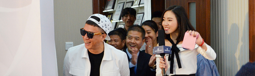 孫紅雷蒞臨雷諾表總部, 為圓夢“下跪”求婚!